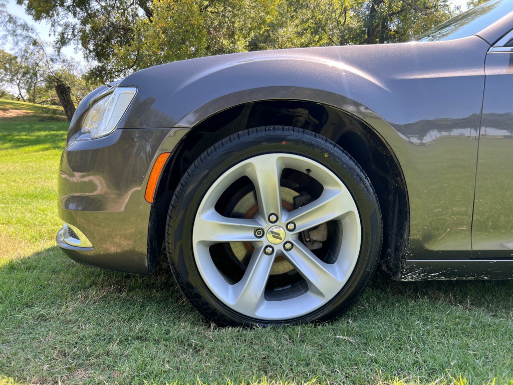 2016 Chrysler 300 Image 24