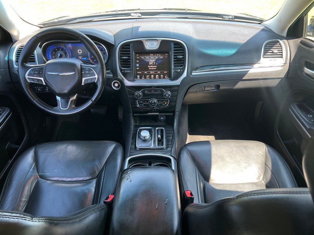 2016 Chrysler 300 Image 25