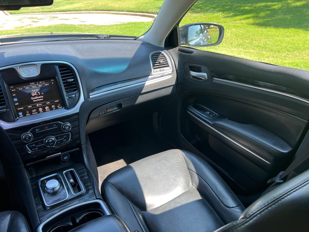 2016 Chrysler 300 Image 27
