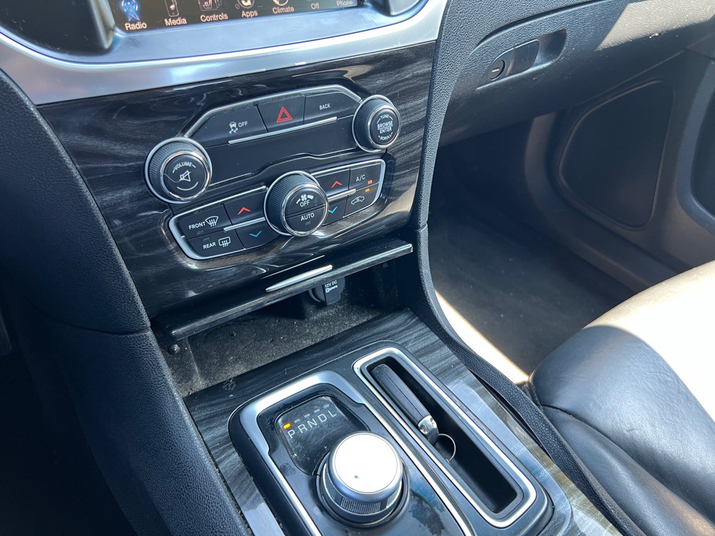 2016 Chrysler 300 Image 31