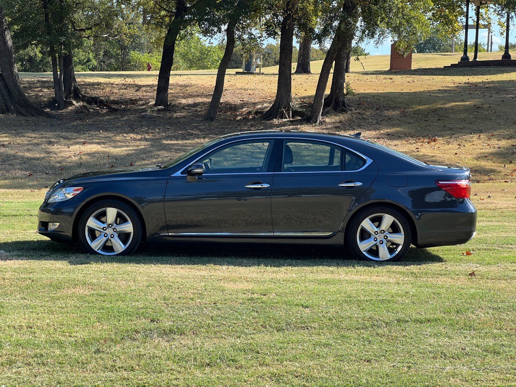 2010 Lexus LS Image 2