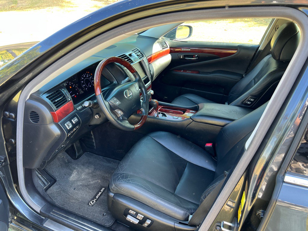 2010 Lexus LS Image 9