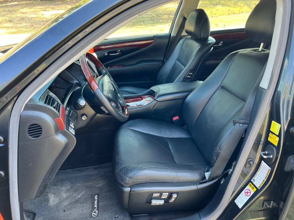 2010 Lexus LS Image 10
