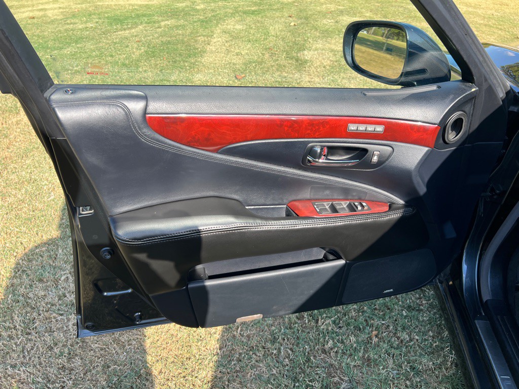 2010 Lexus LS Image 11