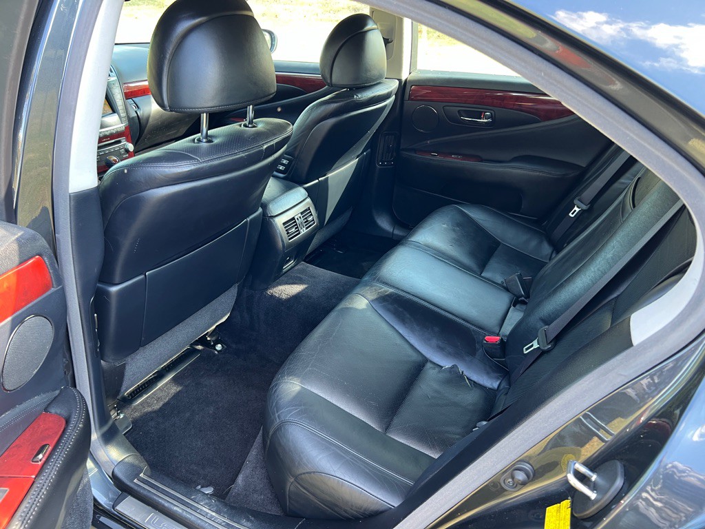 2010 Lexus LS Image 12