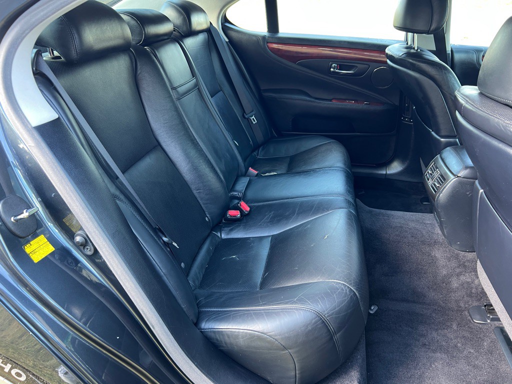 2010 Lexus LS Image 16
