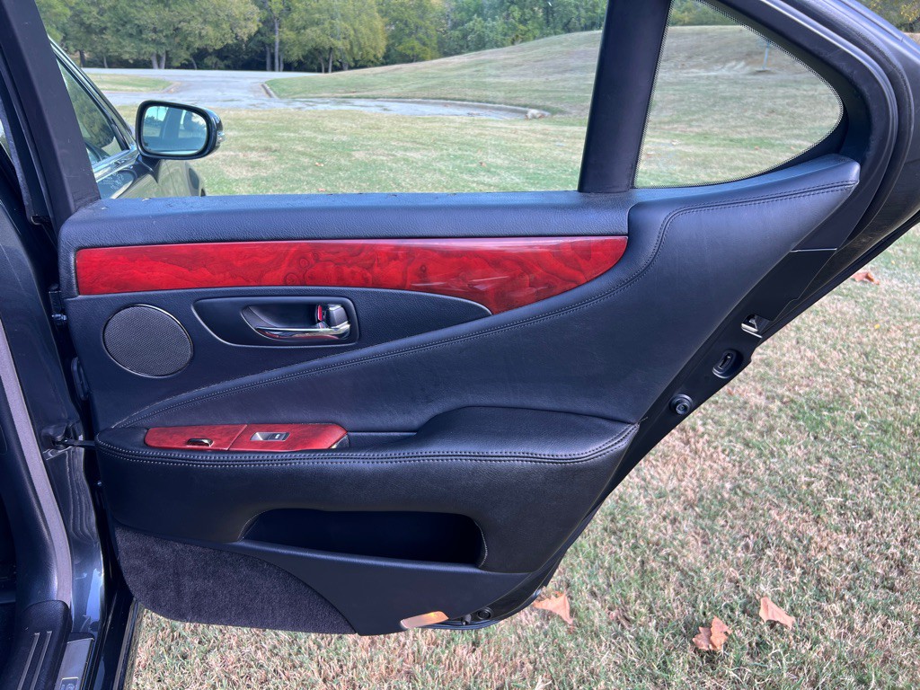 2010 Lexus LS Image 17