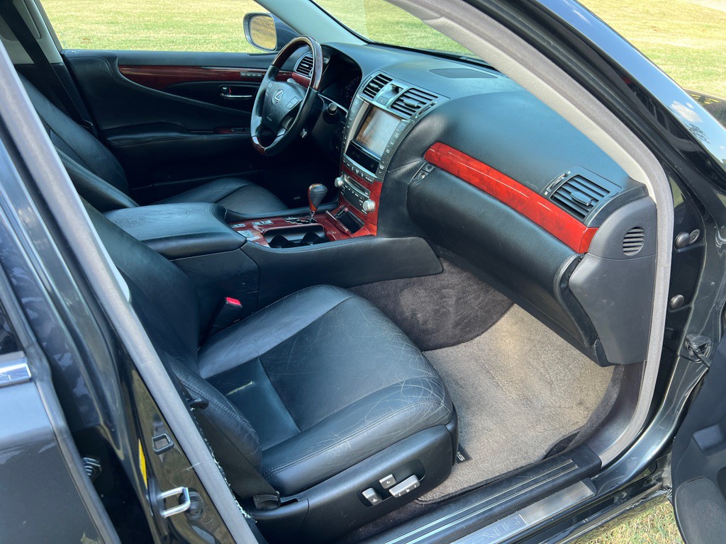 2010 Lexus LS Image 18