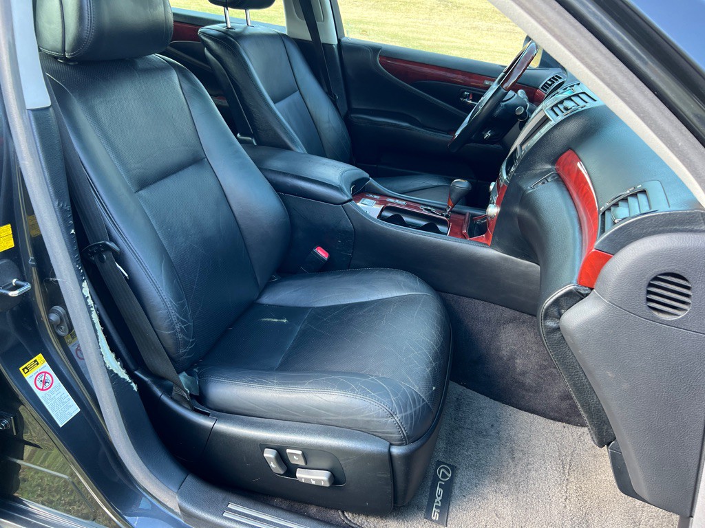 2010 Lexus LS Image 19