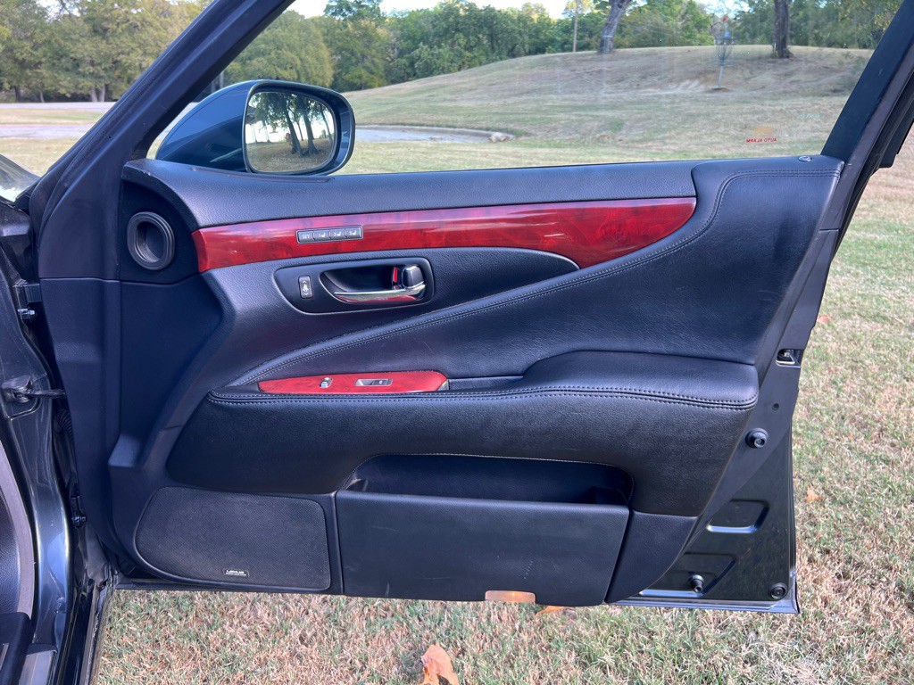 2010 Lexus LS Image 20