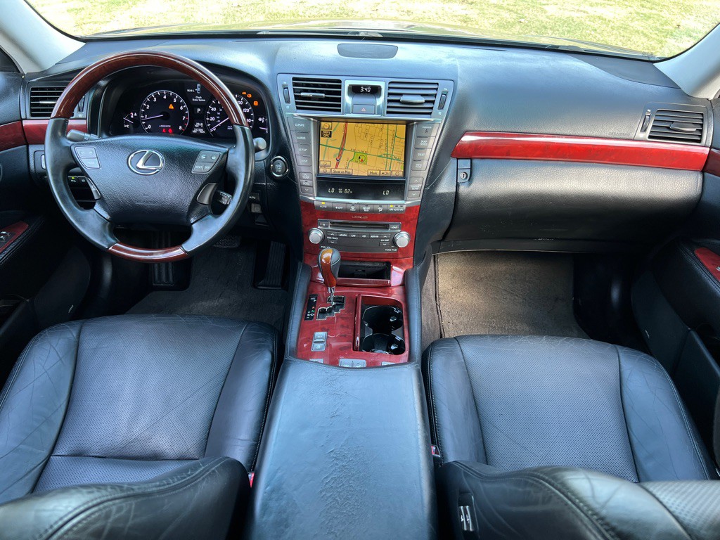 2010 Lexus LS Image 25