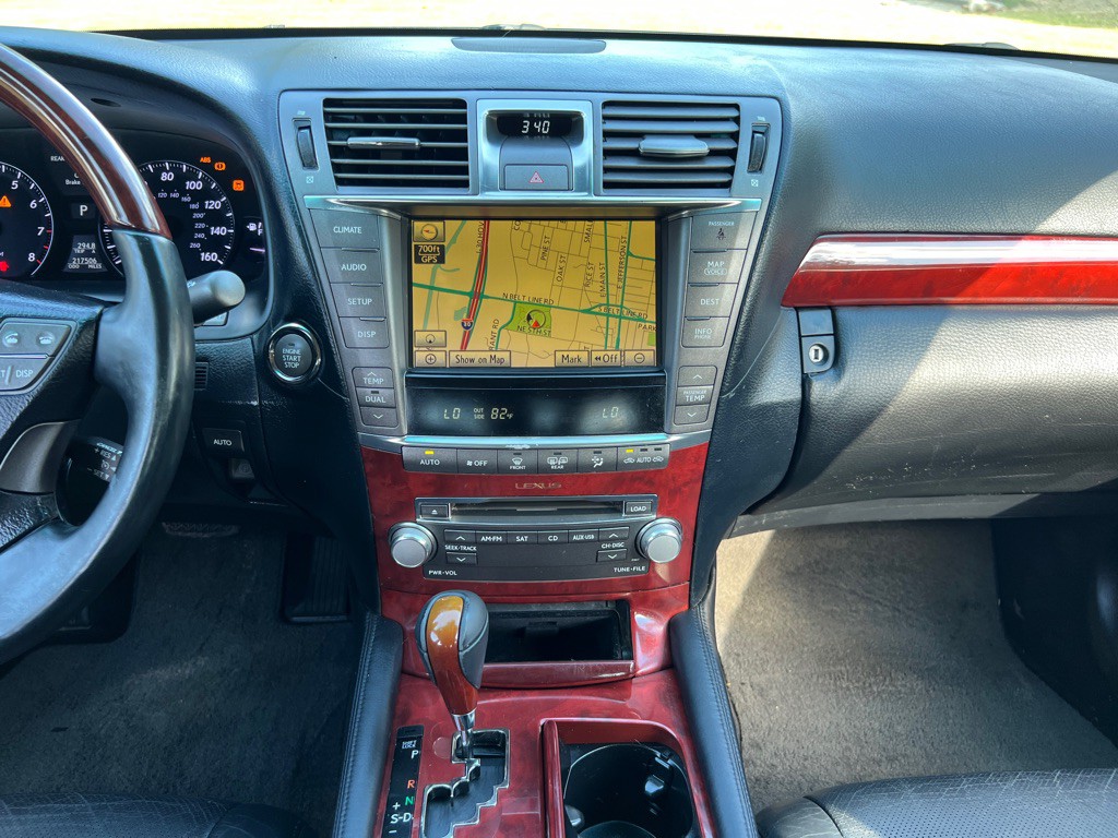 2010 Lexus LS Image 29