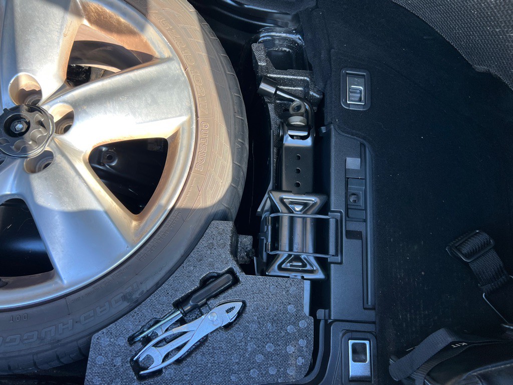 2010 Lexus LS Image 32