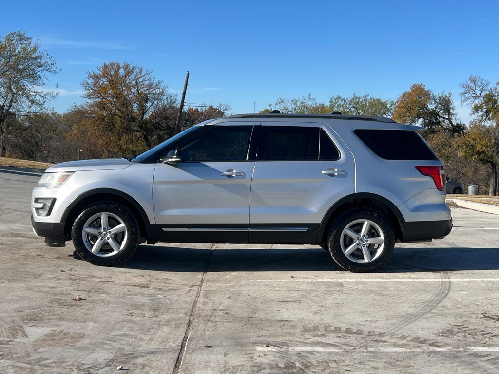 2017 Ford Explorer Image 2