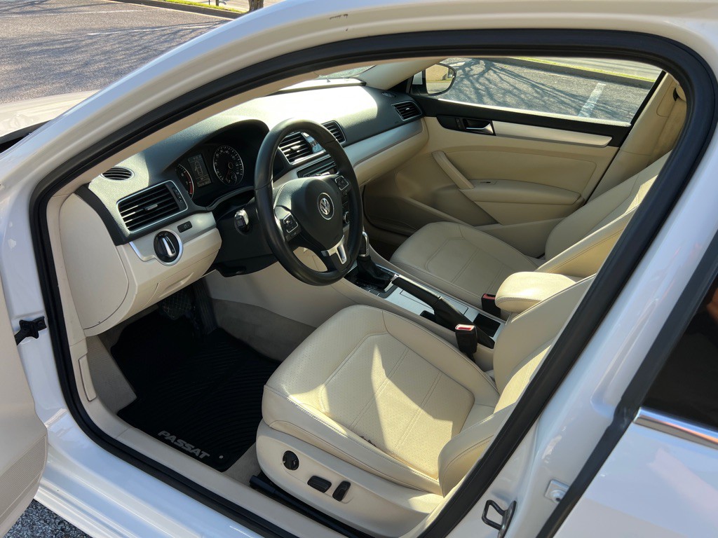 2012 Volkswagen Passat Image 9