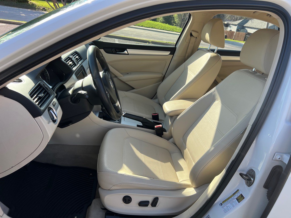 2012 Volkswagen Passat Image 10