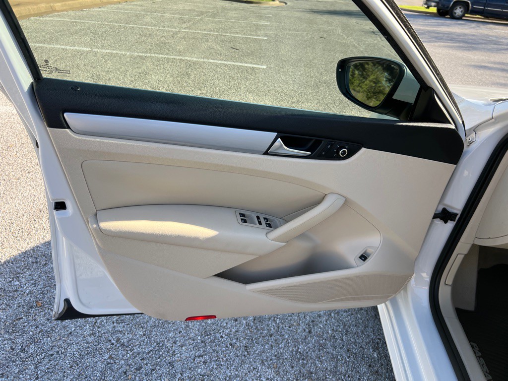 2012 Volkswagen Passat Image 11