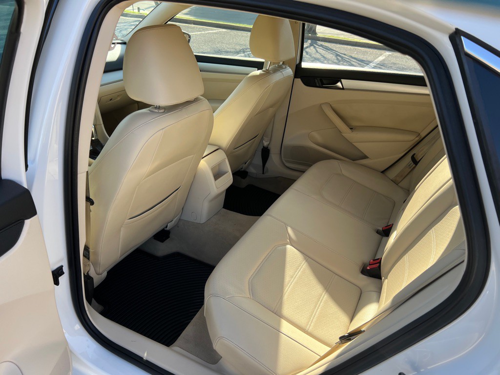 2012 Volkswagen Passat Image 12