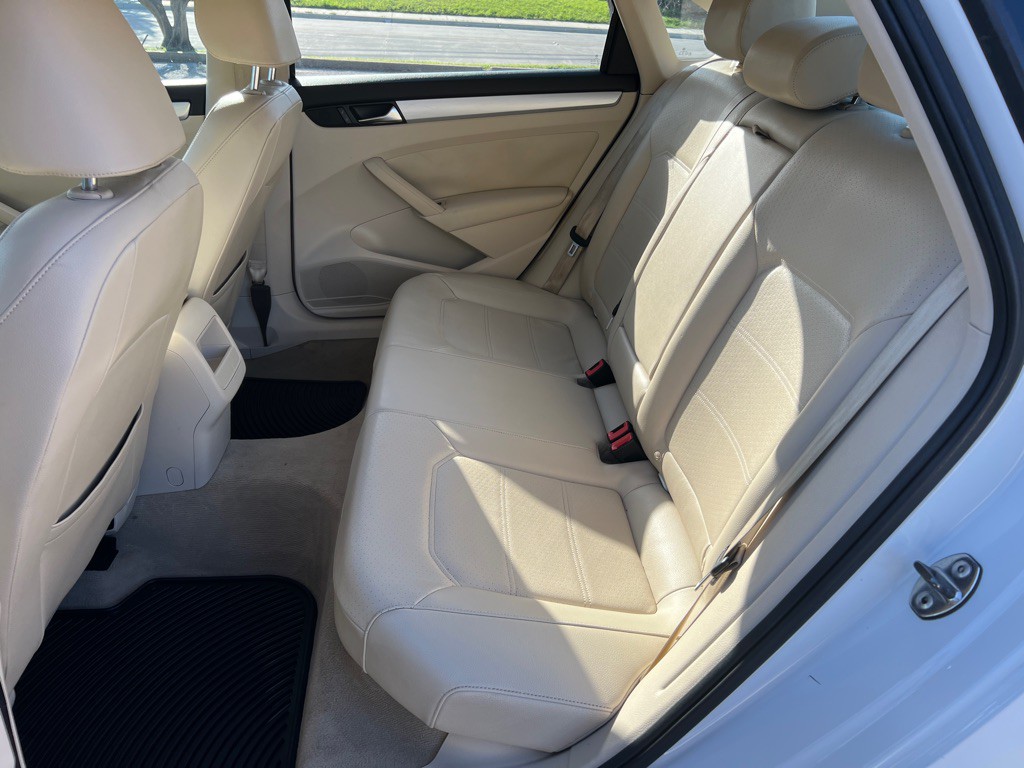 2012 Volkswagen Passat Image 13