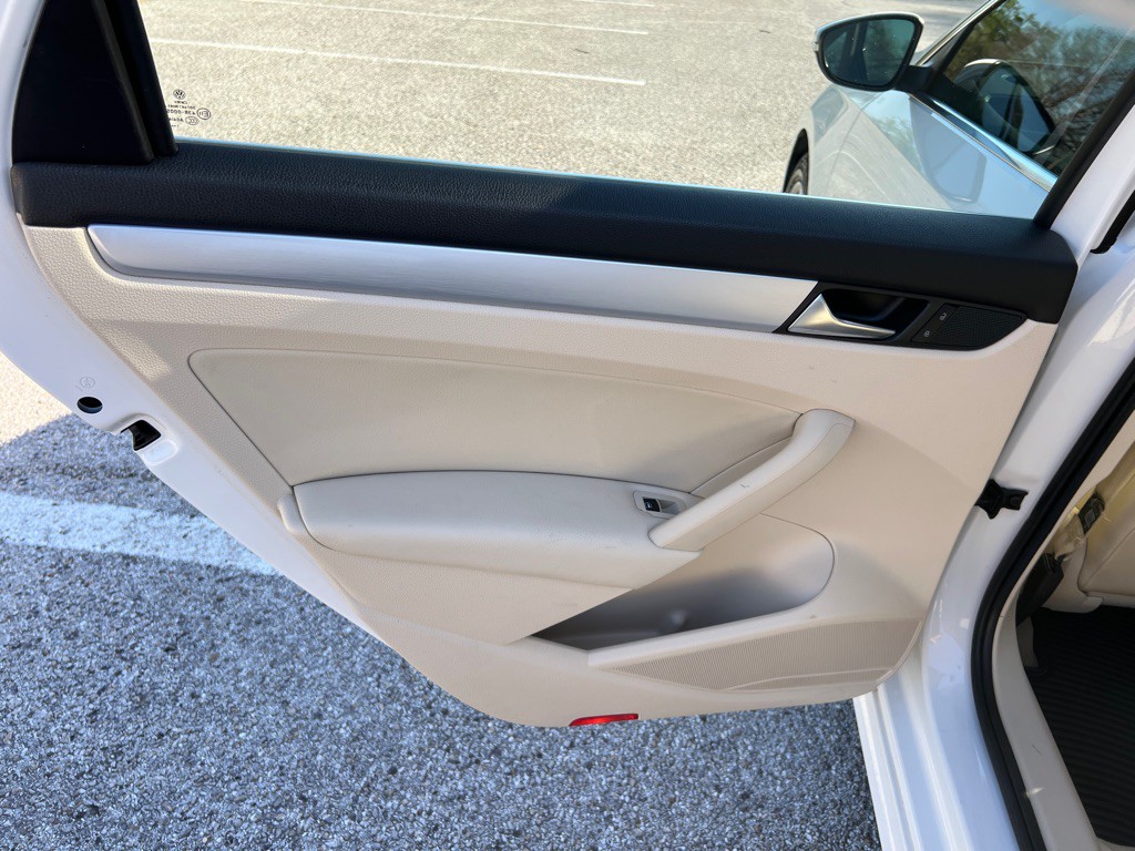 2012 Volkswagen Passat Image 14