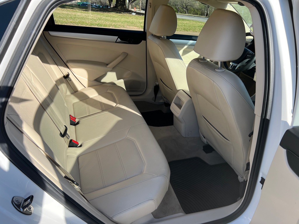 2012 Volkswagen Passat Image 15