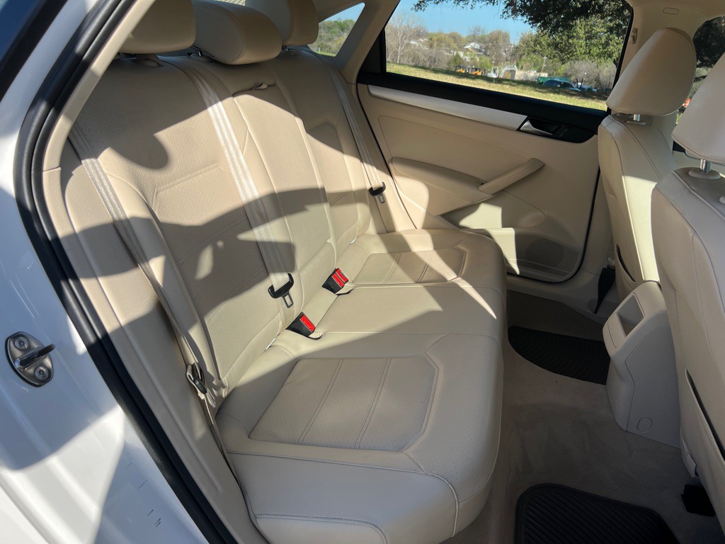 2012 Volkswagen Passat Image 16