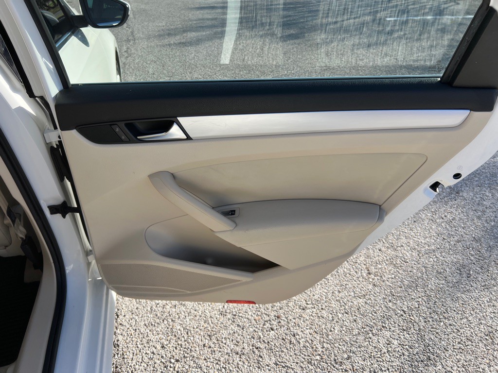 2012 Volkswagen Passat Image 17