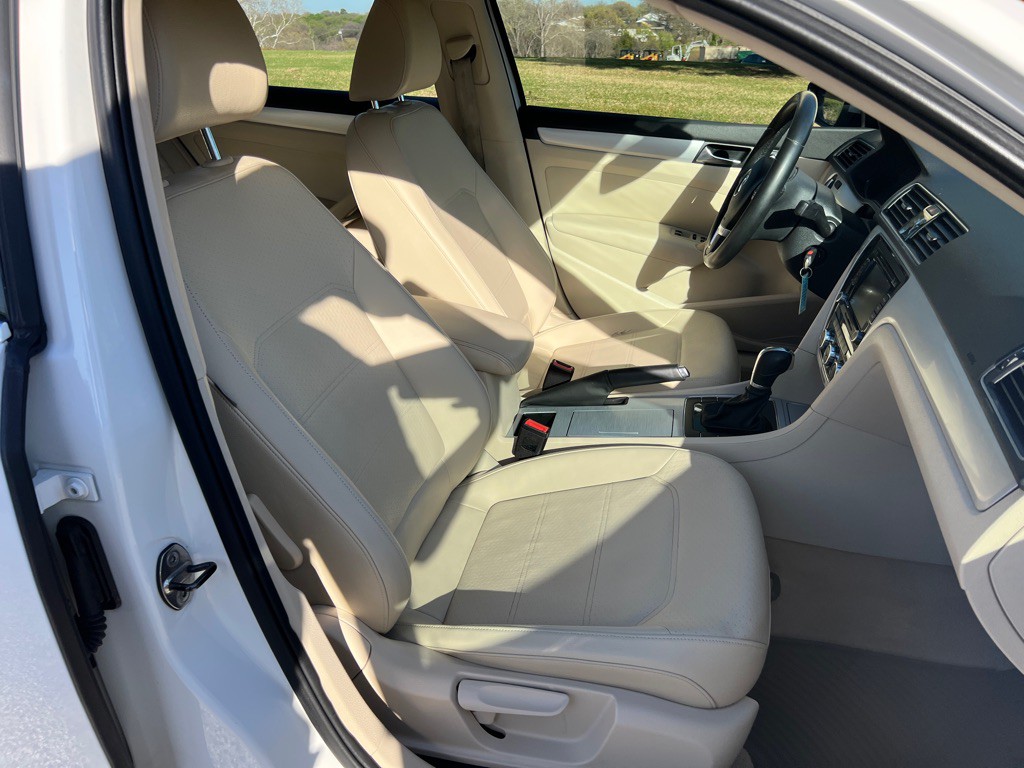 2012 Volkswagen Passat Image 19