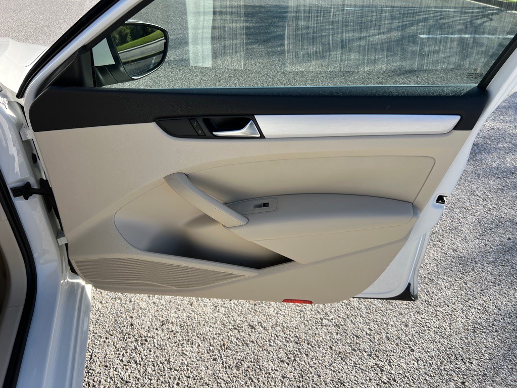 2012 Volkswagen Passat Image 20