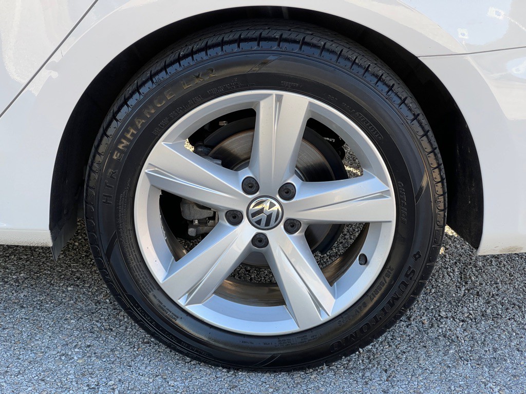 2012 Volkswagen Passat Image 23