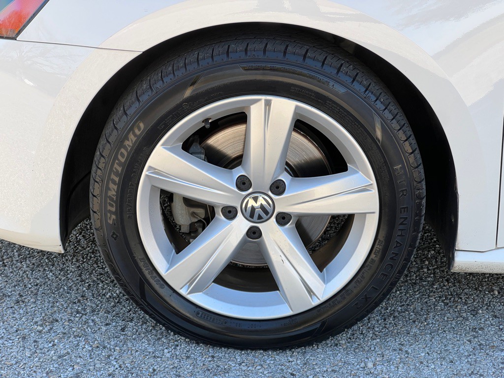 2012 Volkswagen Passat Image 24