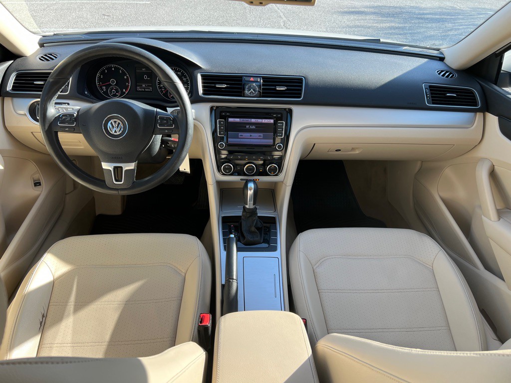2012 Volkswagen Passat Image 25
