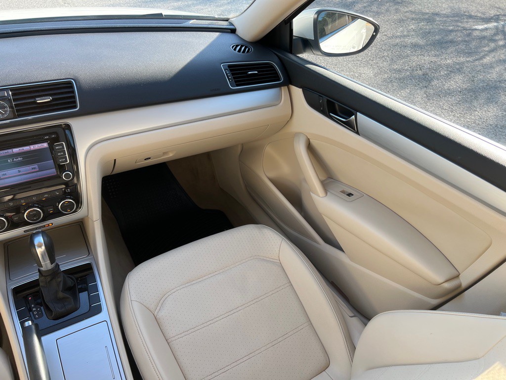 2012 Volkswagen Passat Image 28