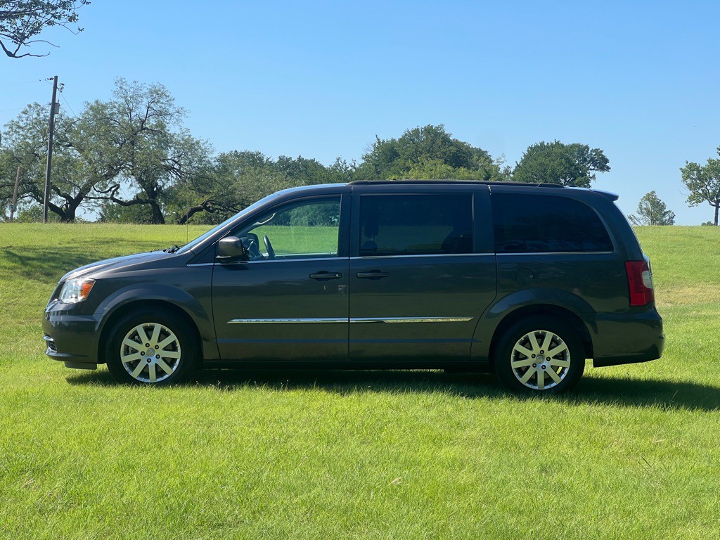 2016 Chrysler Town & Country Image 2