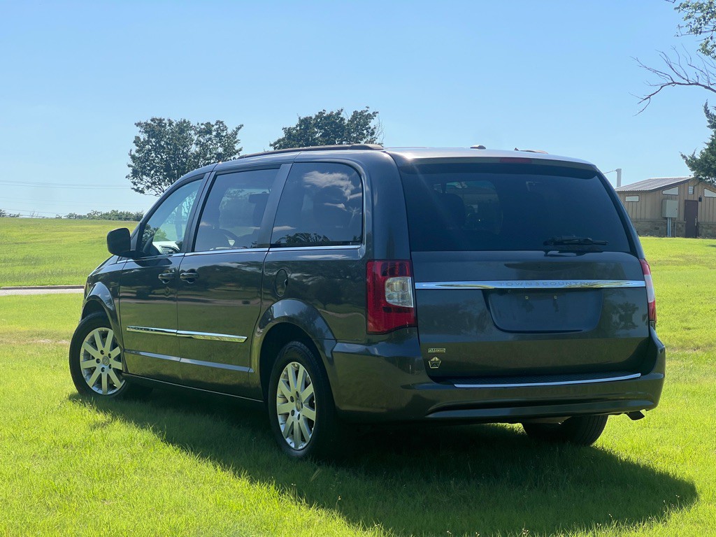 2016 Chrysler Town & Country Image 3