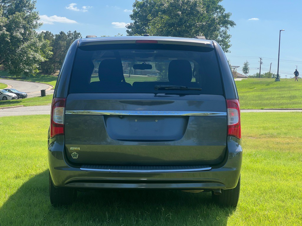 2016 Chrysler Town & Country Image 4