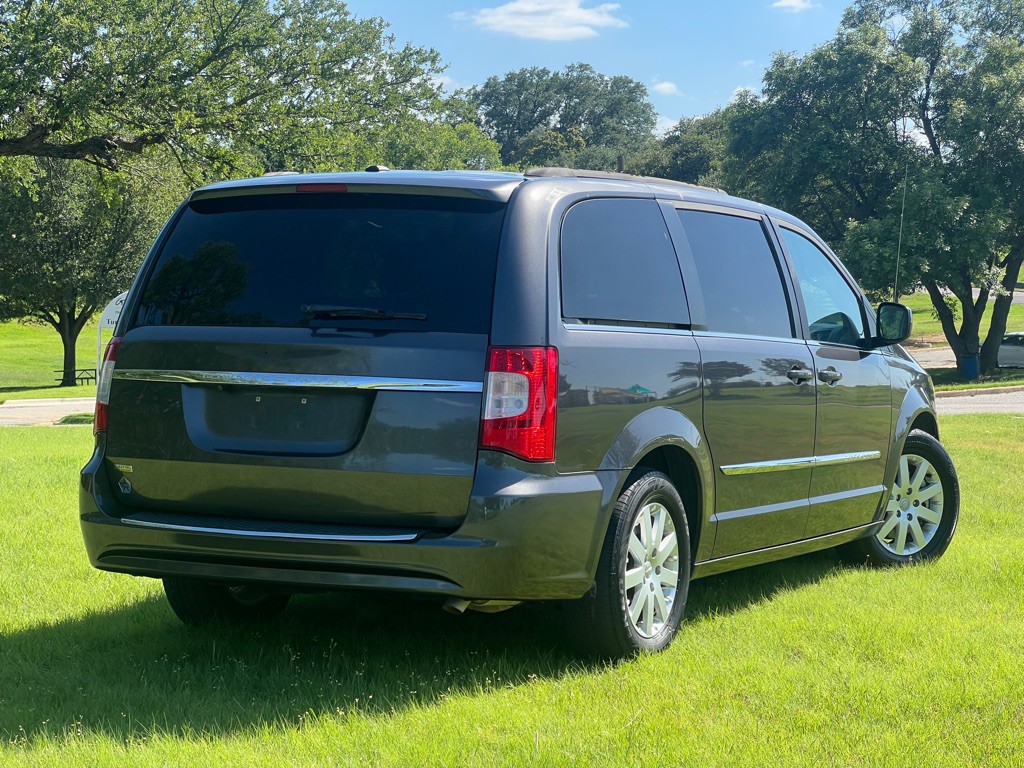 2016 Chrysler Town & Country Image 5