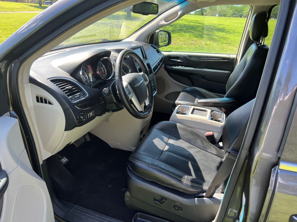 2016 Chrysler Town & Country Image 9