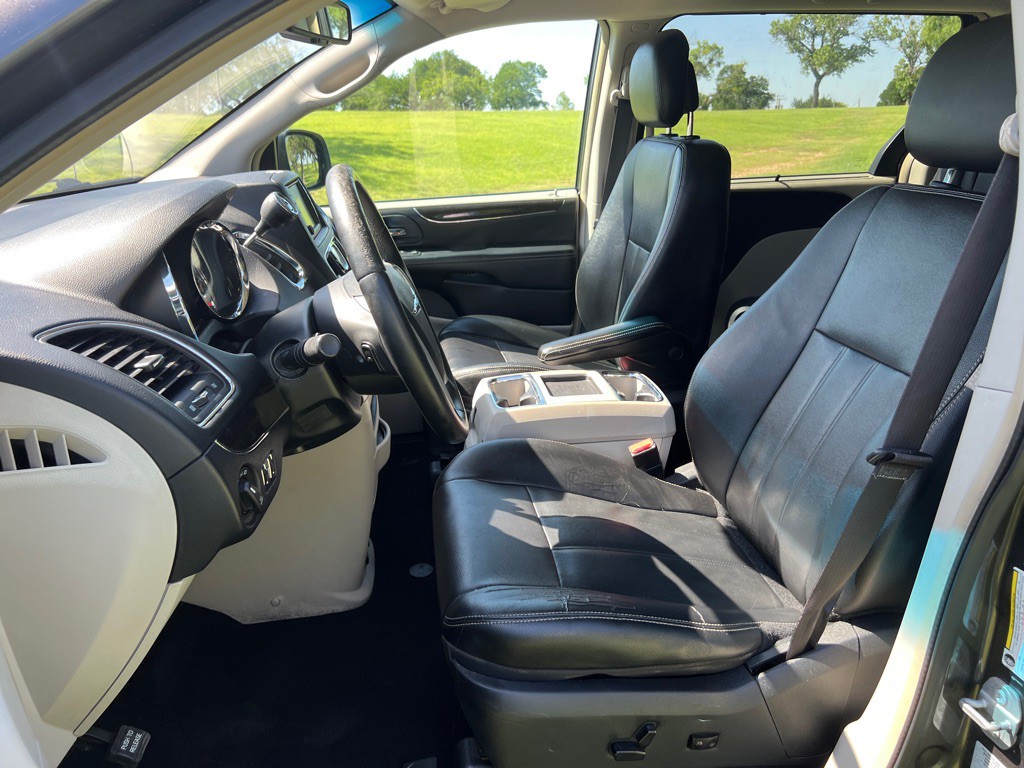 2016 Chrysler Town & Country Image 10