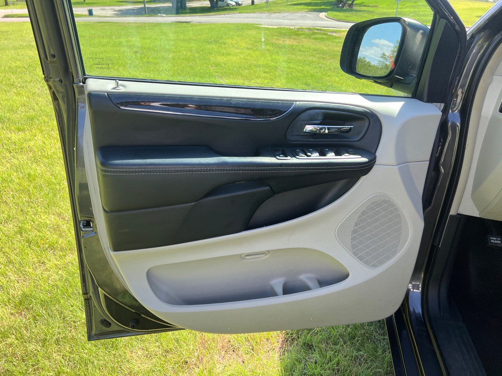 2016 Chrysler Town & Country Image 11