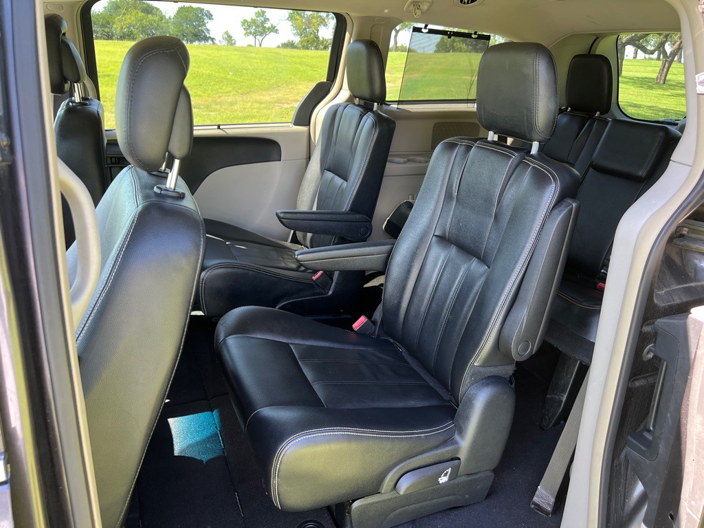 2016 Chrysler Town & Country Image 12
