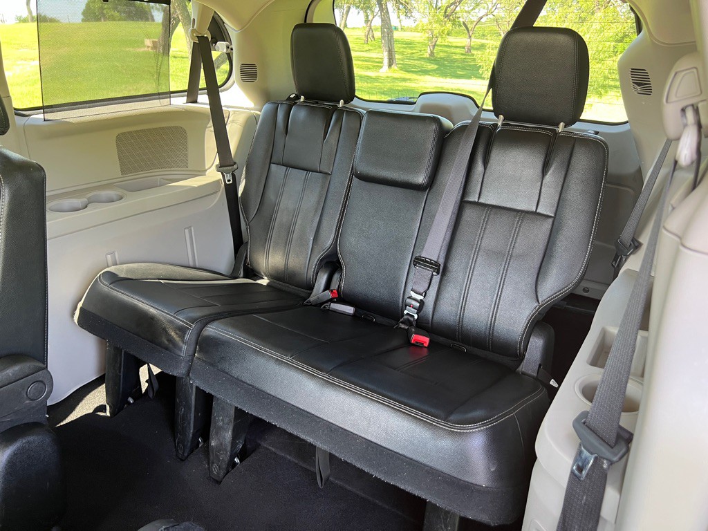 2016 Chrysler Town & Country Image 13