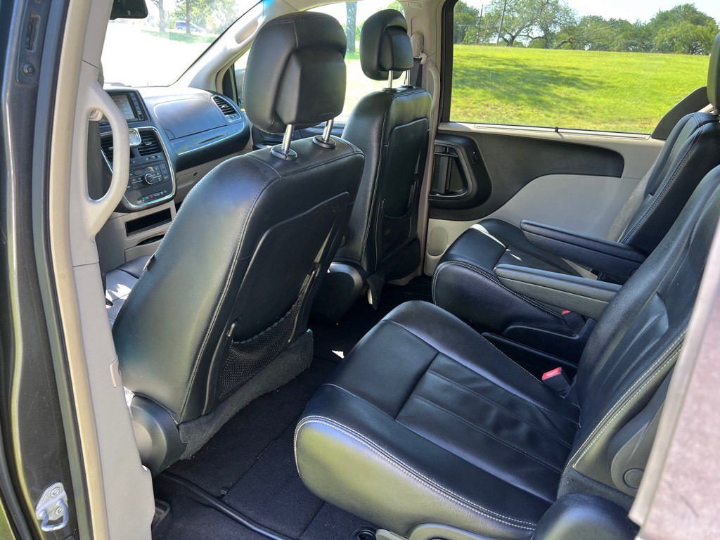 2016 Chrysler Town & Country Image 14