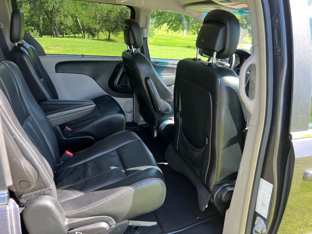 2016 Chrysler Town & Country Image 16