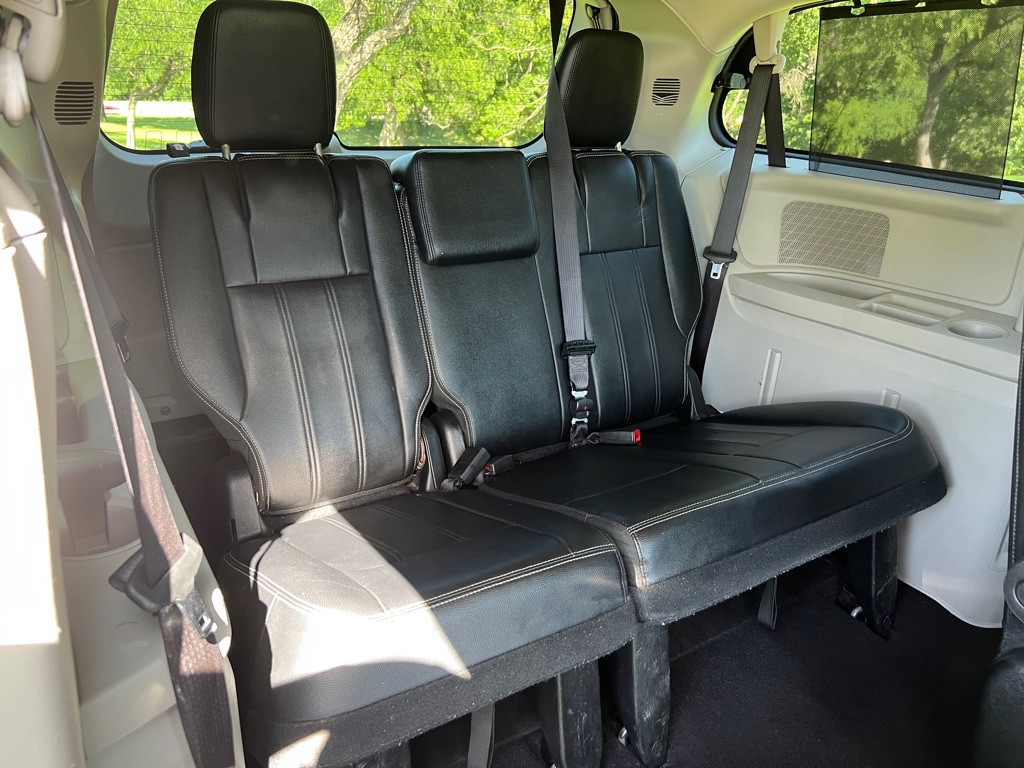 2016 Chrysler Town & Country Image 17