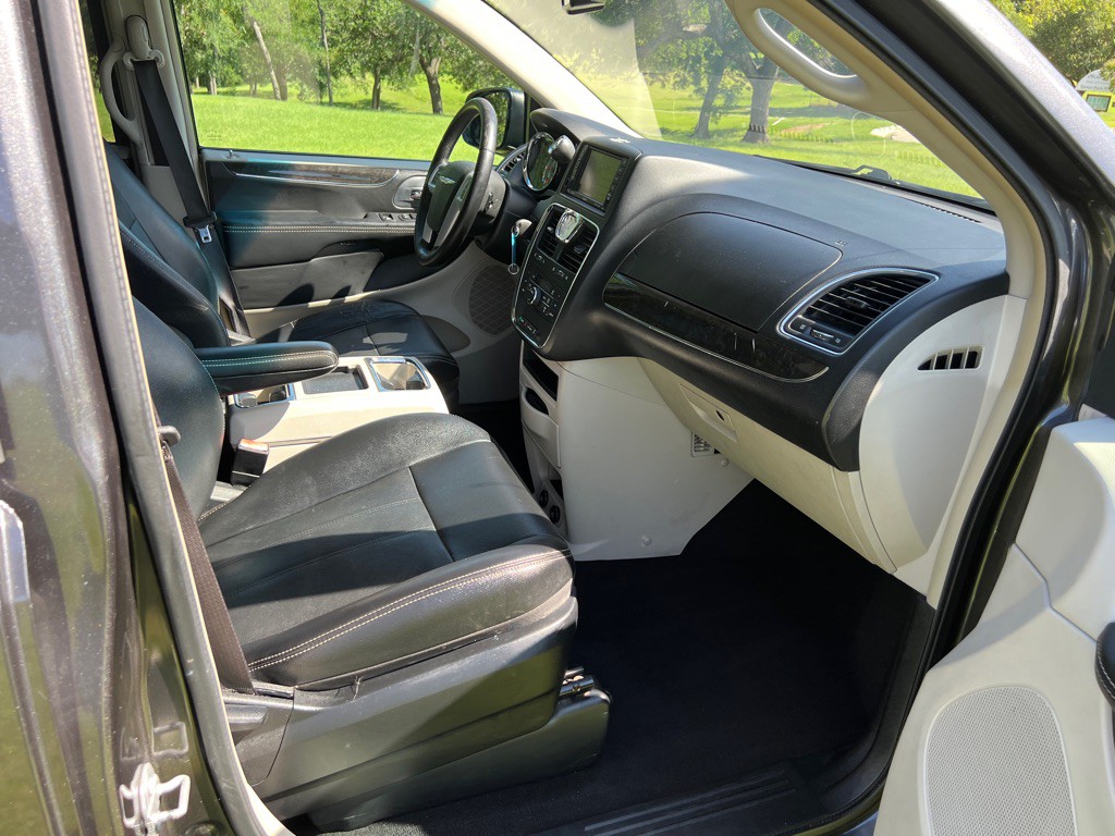 2016 Chrysler Town & Country Image 18