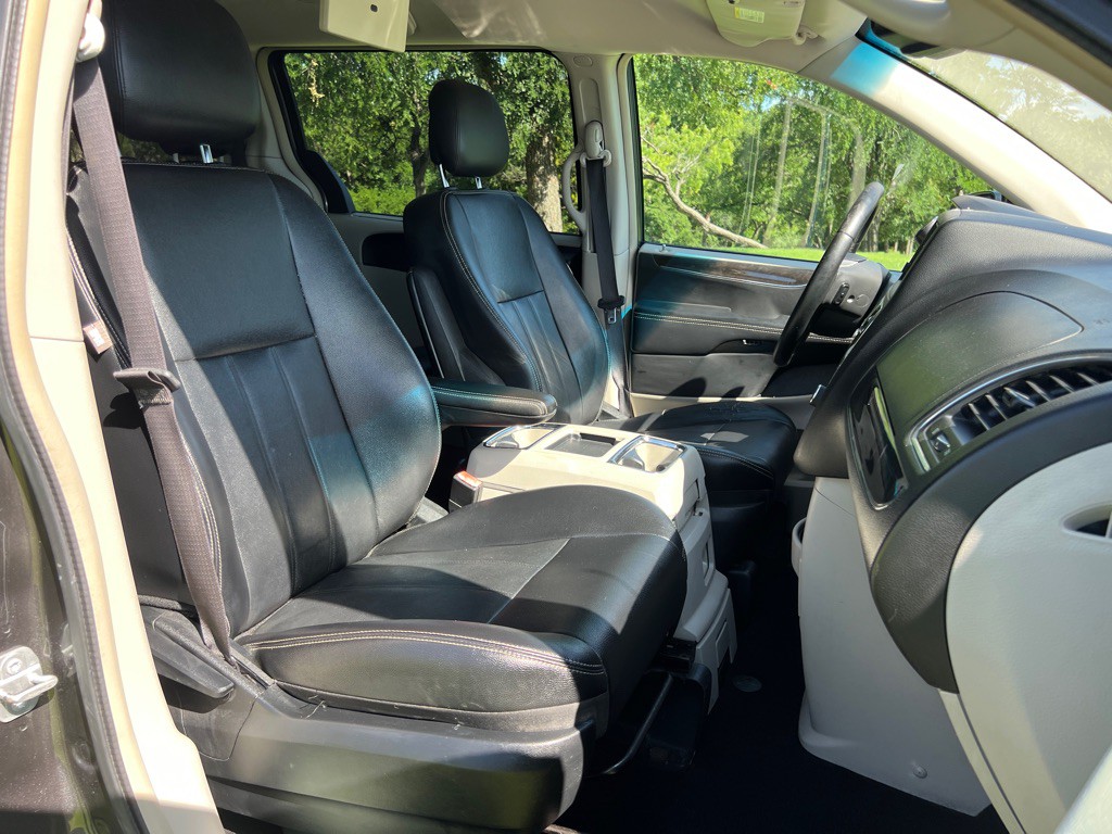 2016 Chrysler Town & Country Image 19