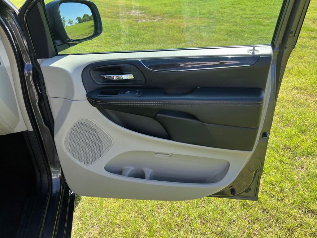 2016 Chrysler Town & Country Image 20
