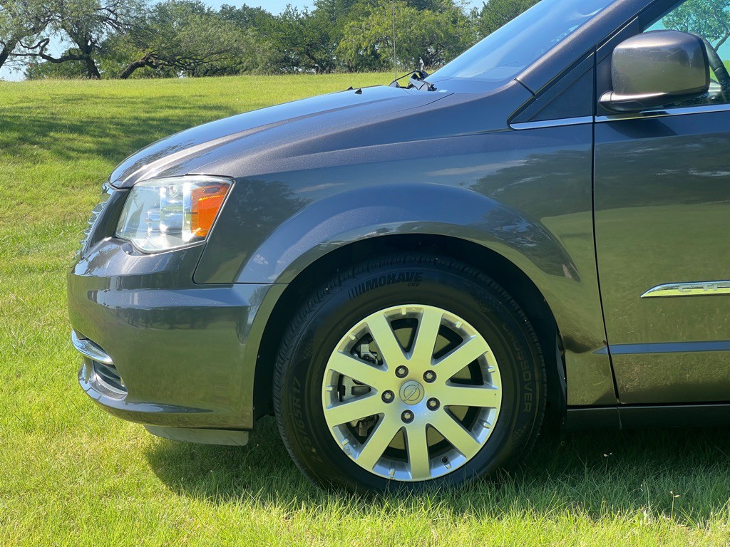 2016 Chrysler Town & Country Image 24