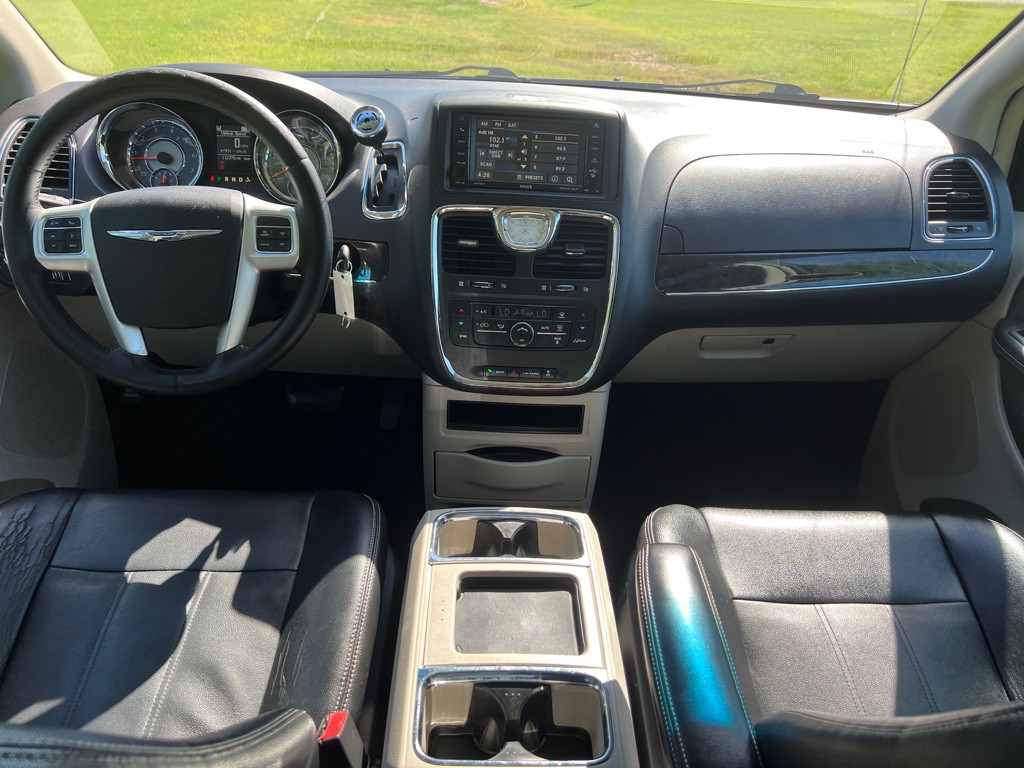 2016 Chrysler Town & Country Image 25